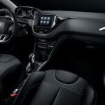 Incorpora el Peugeot i-cockpit, con un volante compacto, una instrumentación de tipo Head-Up y una gran pantalla táctil.