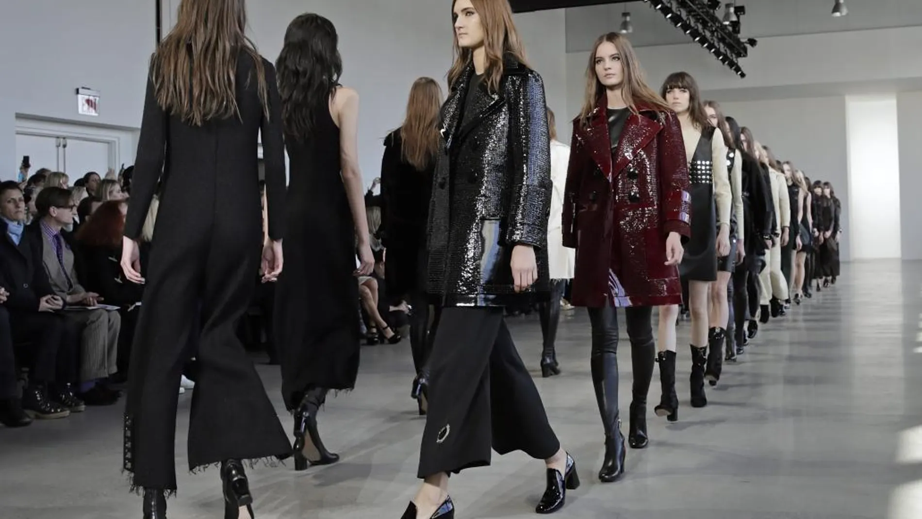 Modelos lucen creaciones de Calvin Klein en la presentación de la colección Otoño 2015, en la Semana de la Moda de Nueva York (EE.UU).