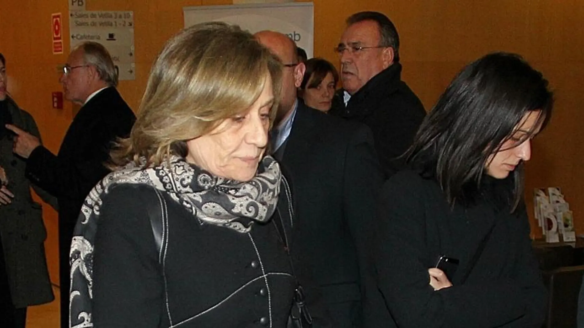 La viuda de José Manuel Lara, Consuelo García Píriz, junto a su nuera Anna Brufau