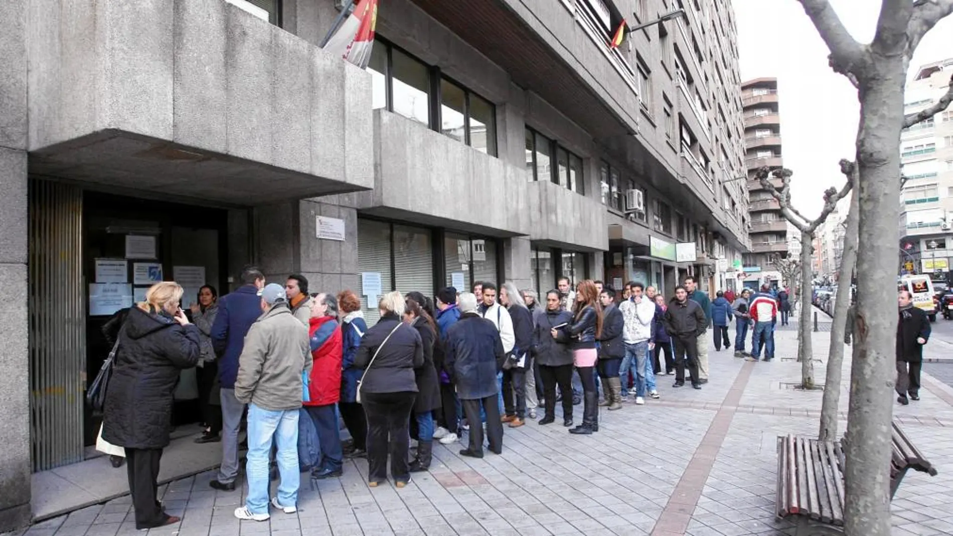 Colas para cobrar la prestación de la Ley de Dependencia y la Renta Garantizada de Ciudadanía en Valladolid