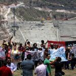 Habitantes de Temacapulín, en el estado mexicano de Jalisco, se manifiestan a las afueras de la construcción de la presa El Zapotillo