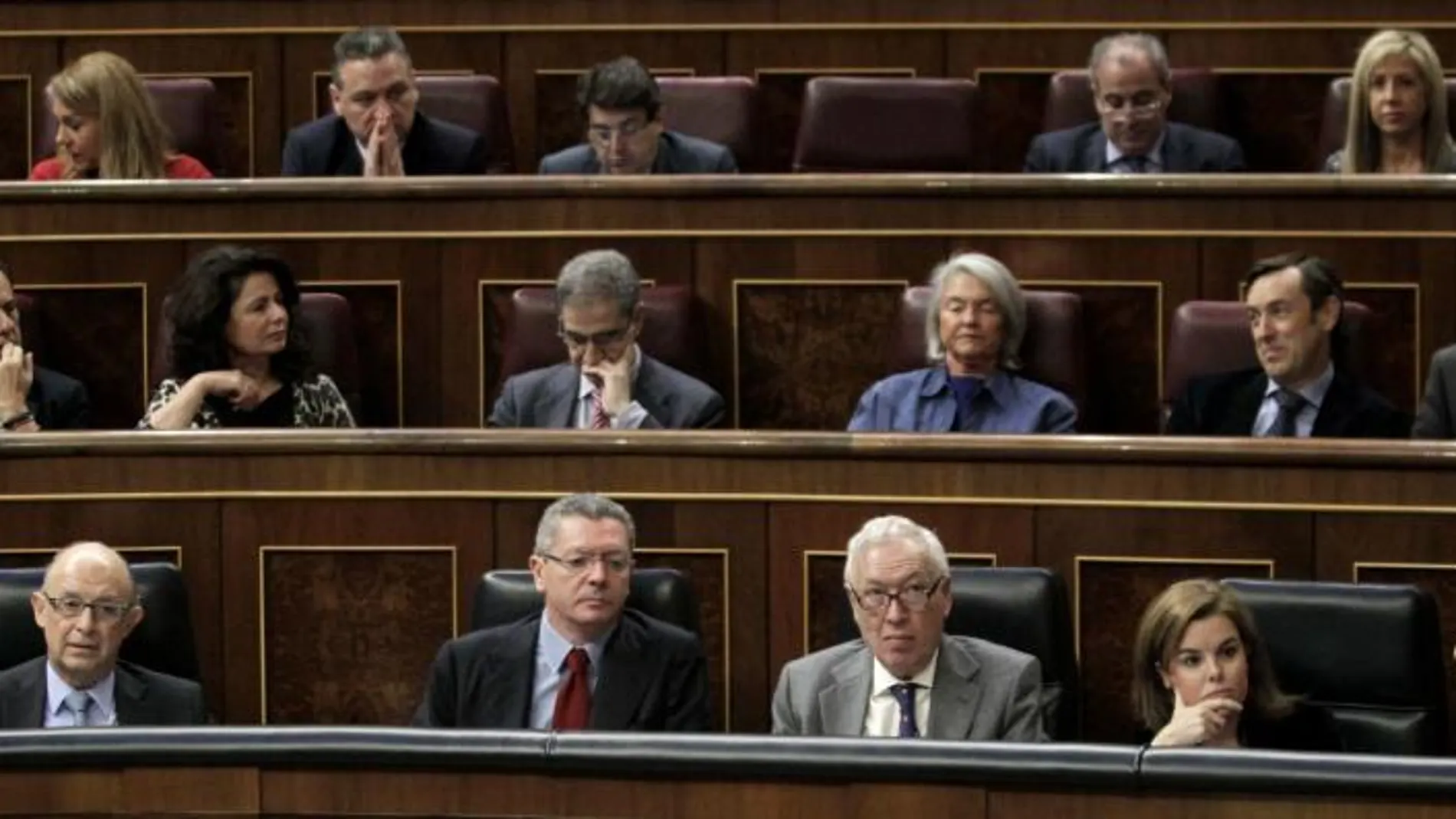 El presidente del Gobierno, Mariano Rajoy, junto a Jorge Fernández Díaz; Cristóbal Montoro; Alberto Ruiz-Gallardón, José Manuel García Margallo, y Soraya Sáenz de Santamaría, durante su intervención en la sesión de control al Ejecutivo.