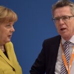 Ángela Merkel y el ministro alemán de Interior, Thomas de Maiziere, durante la convención de la CDU esta semana.
