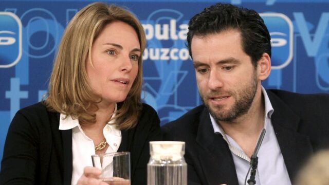 Arantza Quiroga (i), conversa con el presidente del PP en Guipúzcoa, Borja Sémper (d), durante la ejecutiva regional celebrada hoy en San Sebastián.