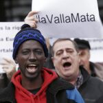 Un grupo de personas jalean consignas contra las medidas adoptadas en la frontera