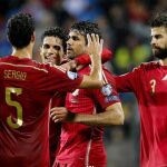 El delantero de la selección española Diego Costa (c) celebra su gol, tercero del equipo, con sus compañeros