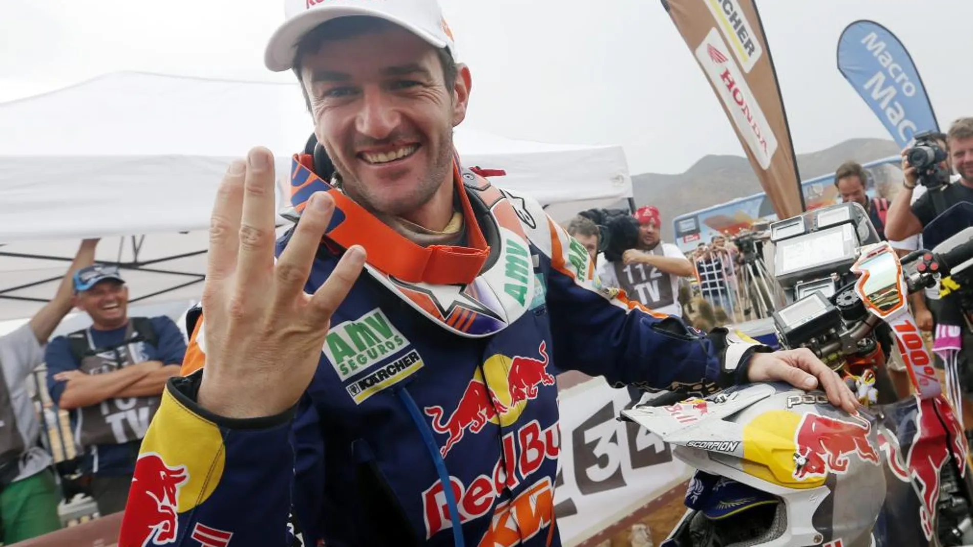 El español Marc Coma celebra su triunfo hoy, sábado 18 de enero de 2014, tras finalizar la última etapa del Rally Dakar 2014