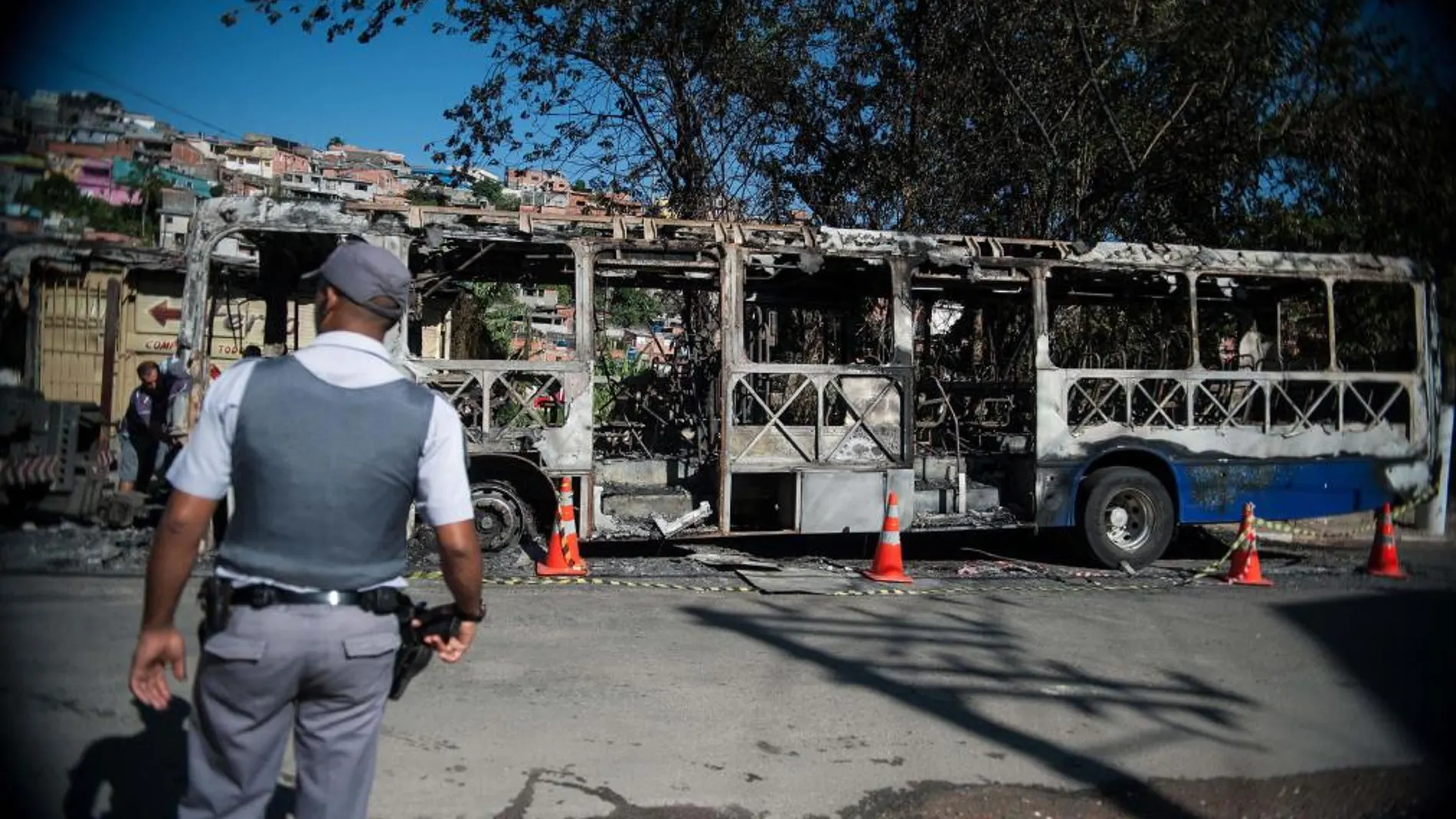 Fotografía cedida por Agencia Brasil tomada hoy, miércoles 29 de enero de 2014, que muestra un autobus quemado en la ciudad de Sao Paulo