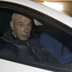 El histórico dirigente etarra Santiago Arrospide Sarasola, alias "Santi Potros", en el interior de un coche tras su salida de la cárcel Alicante II de Villena