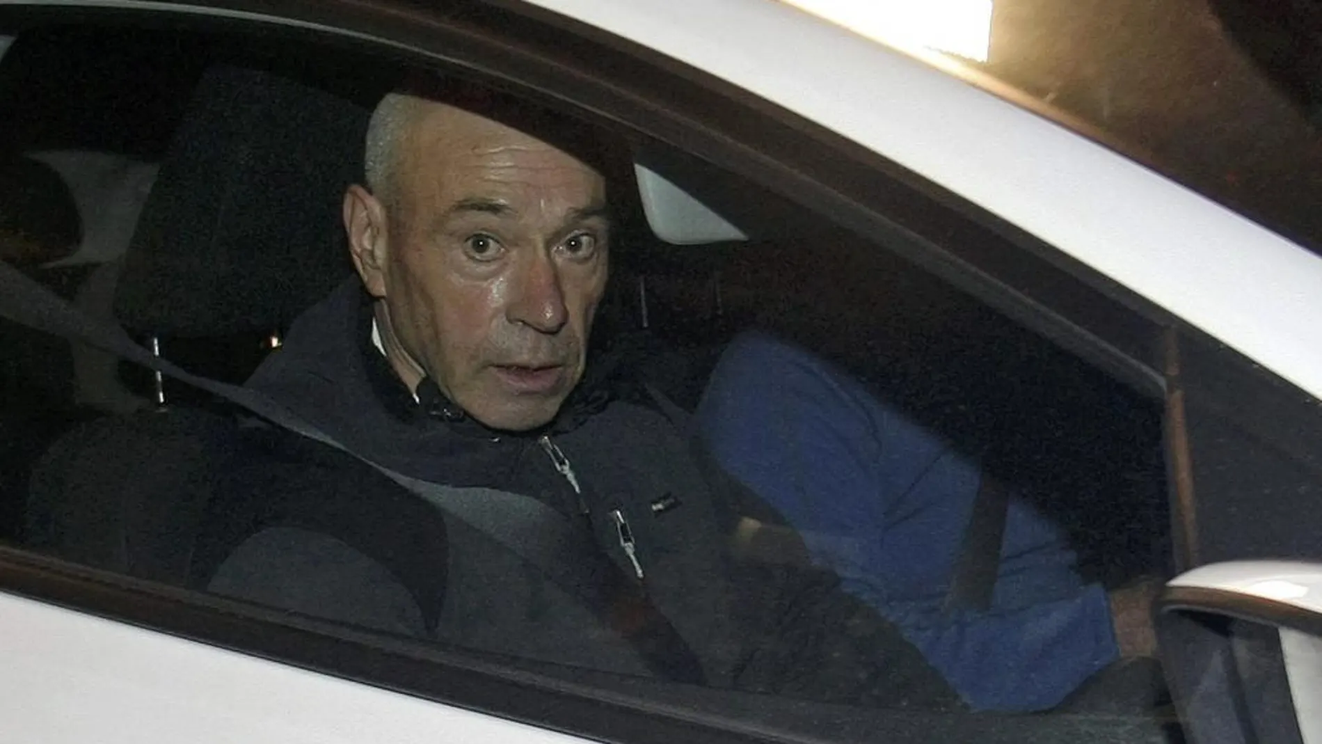 El histórico dirigente etarra Santiago Arrospide Sarasola, alias "Santi Potros", en el interior de un coche tras su salida de la cárcel Alicante II de Villena