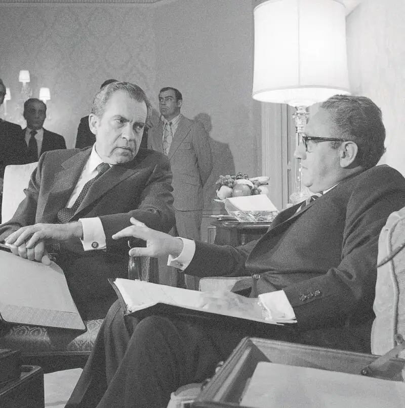 QUIEN PIERDE EL PODER, PIERDE EL DOBLE. Kissinger, considerado un maquiavélico de la política, junto a Nixon en 1972