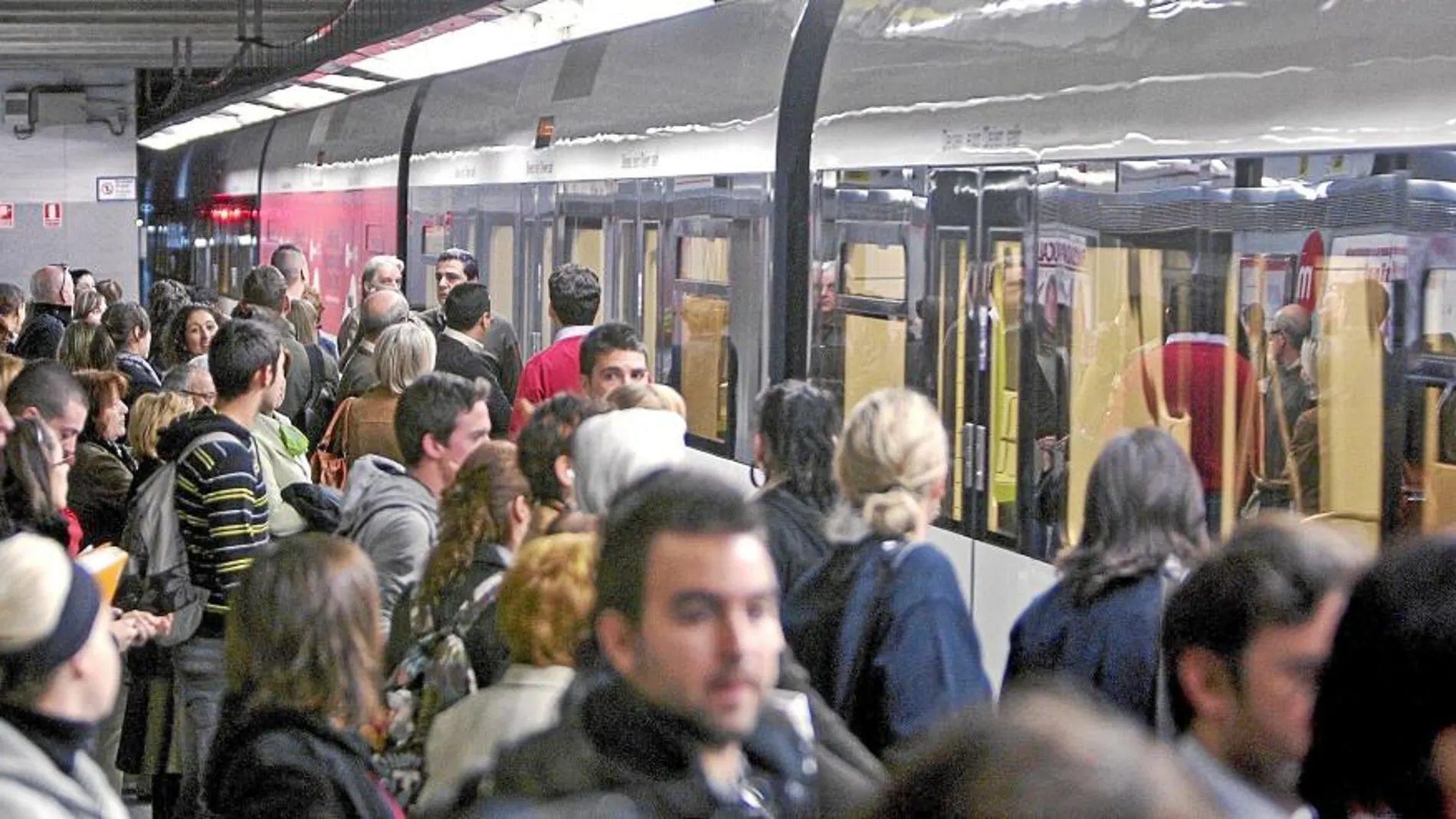 El metro es el principal medio de transporte para muchos valencianos