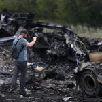 Un periodista fotografía los restos del avión