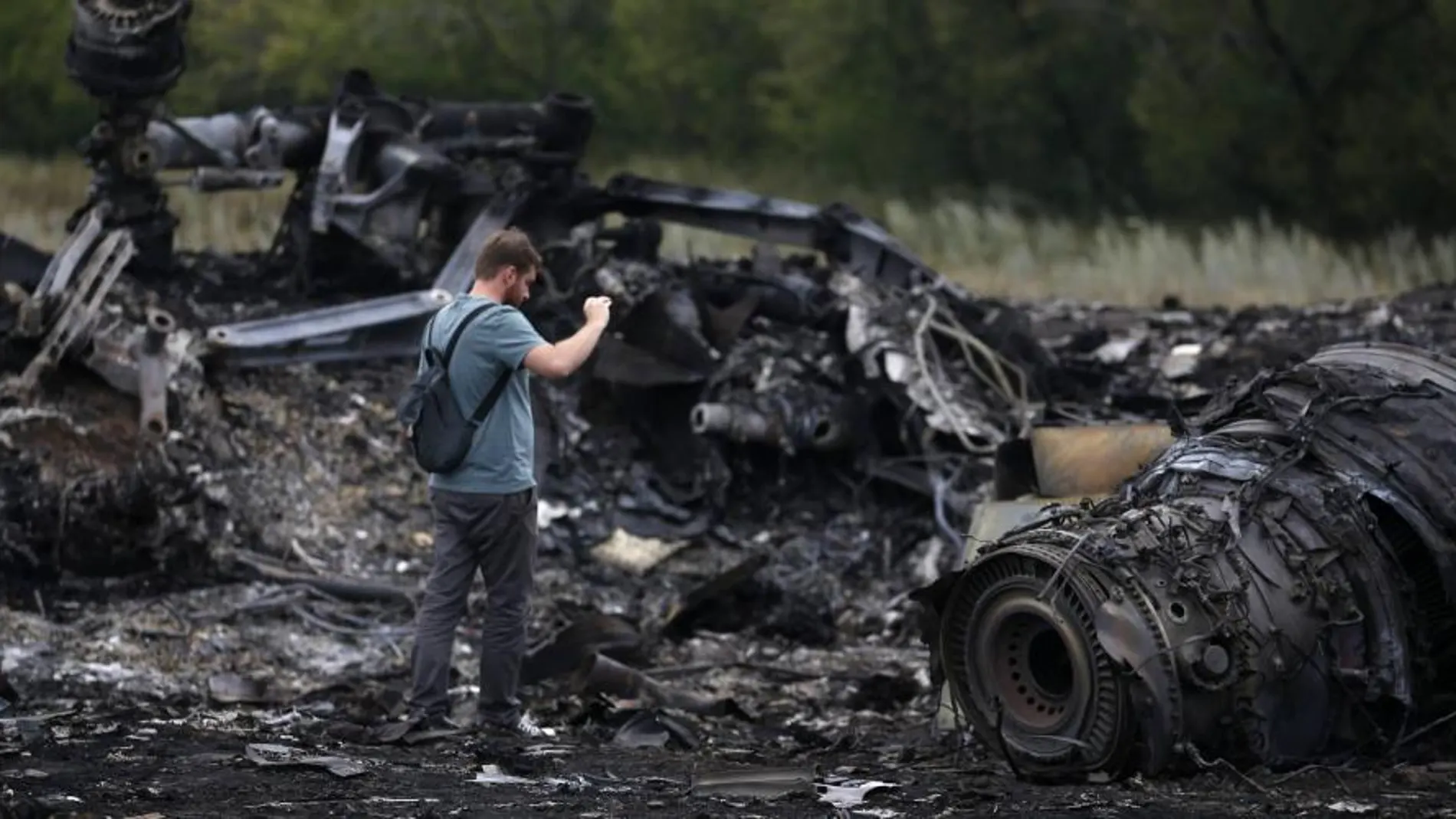 Un periodista fotografía los restos del avión