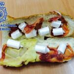 Imagen del bocadillo con la cocaina en su interior.