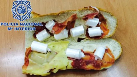 Imagen del bocadillo con la cocaina en su interior.