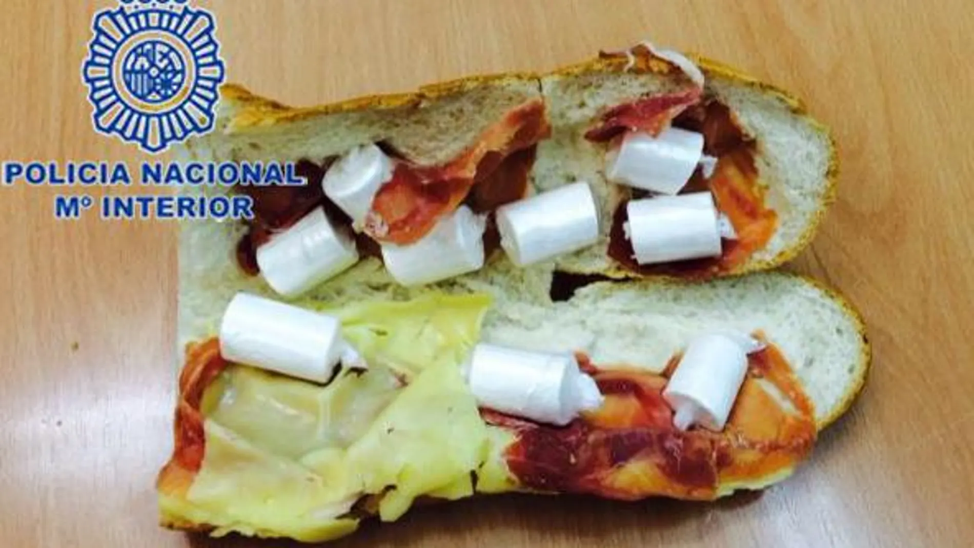 Imagen del bocadillo con la cocaina en su interior.
