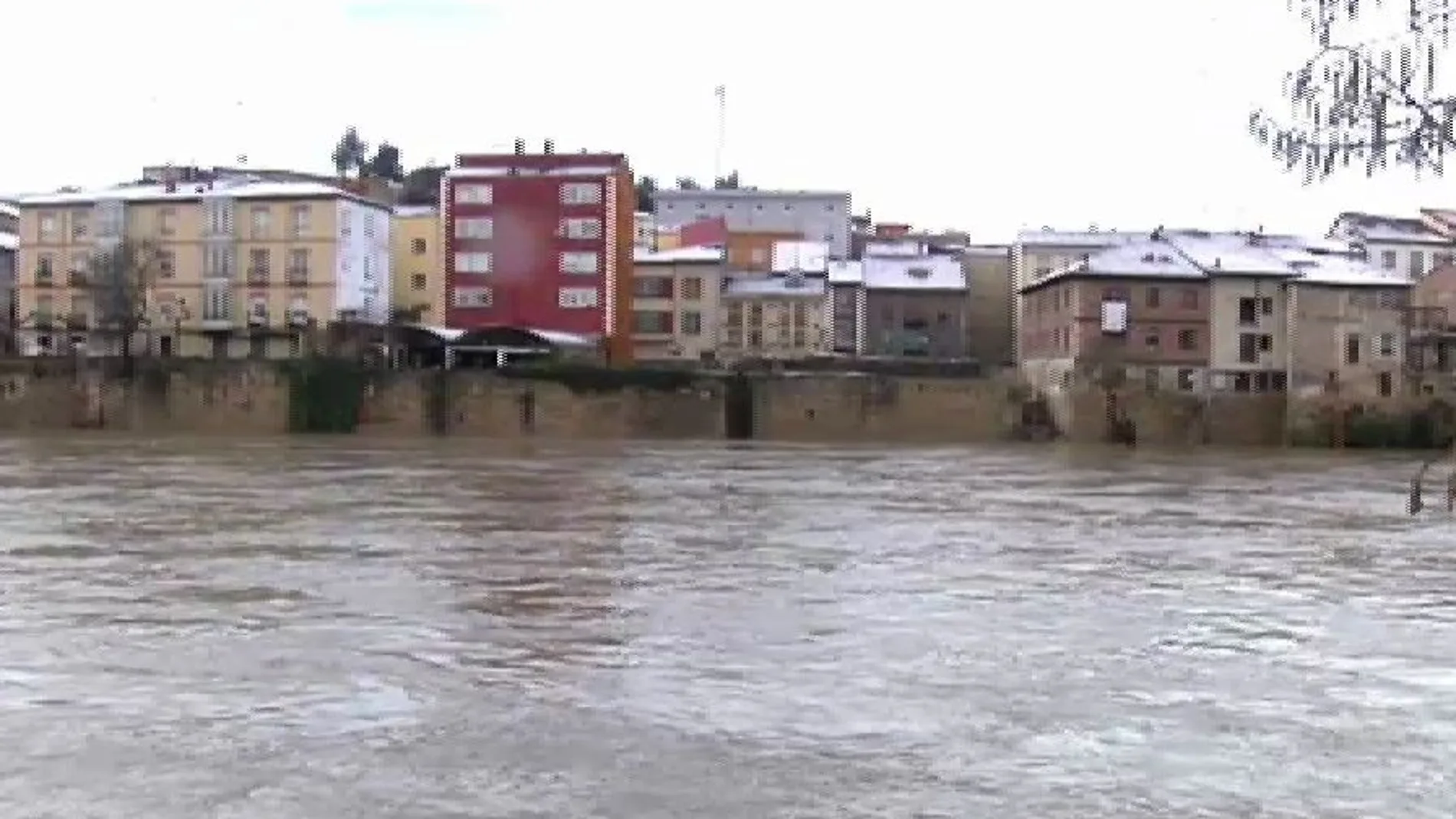 En Miranda de Ebro el río se ha desbordado anegando gran parte de la zona baja del municipio