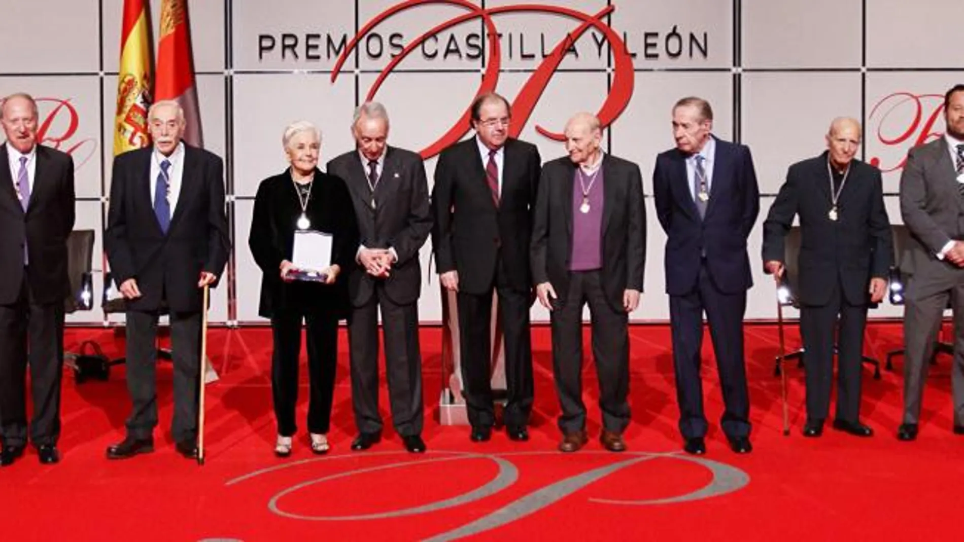 Foto de familia con algunos de los premiados.