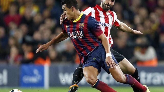 Alexis Sánchez (i) disputa un balón con Mikel Balenziaga».