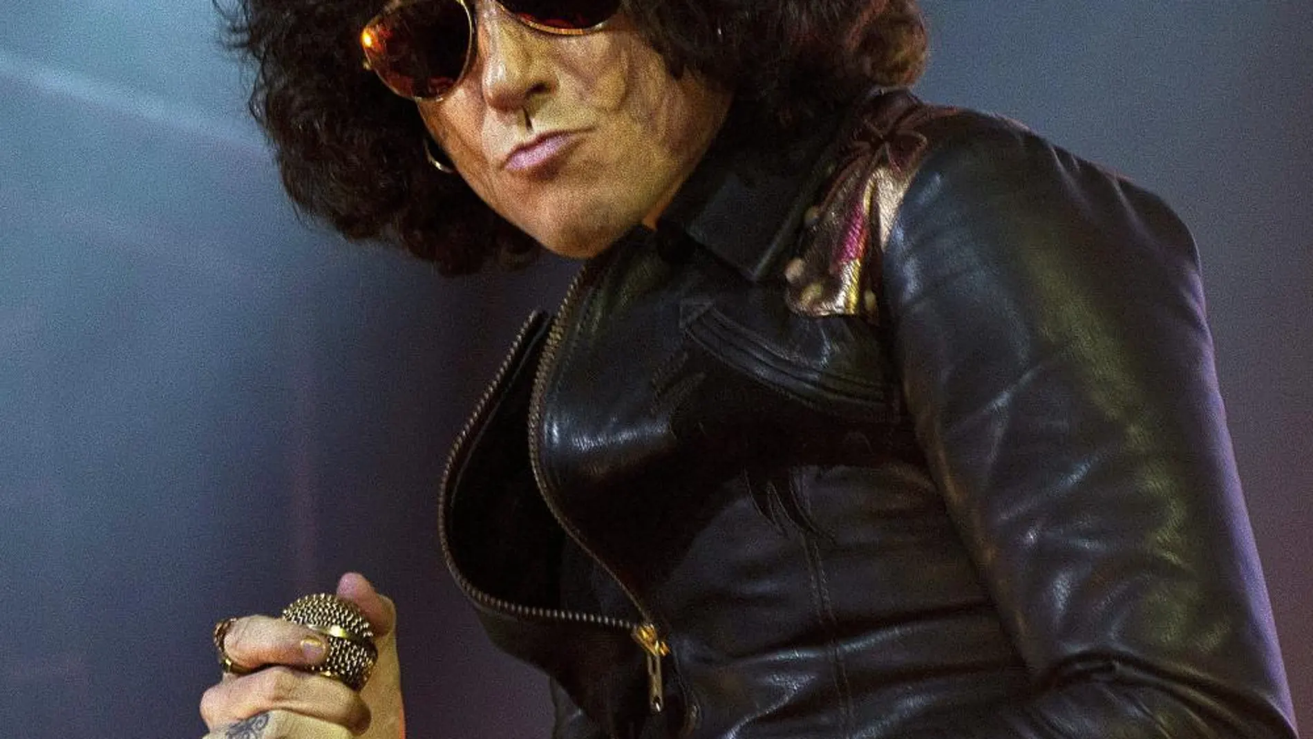 El cantante Enrique Bunbury durante el concierto ofrecido en el Palacio de los Deportes, en Madrid