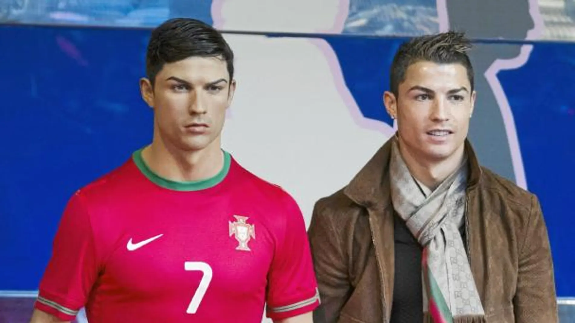 La figura de Ronaldo viste la equipación de Portugal