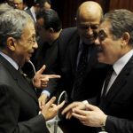 Amr Moussa (L), lider de la asamblea constituyente, habla con El-Sayed El-Badawi (R), dirigente del partido Wafd, antes de la votación.