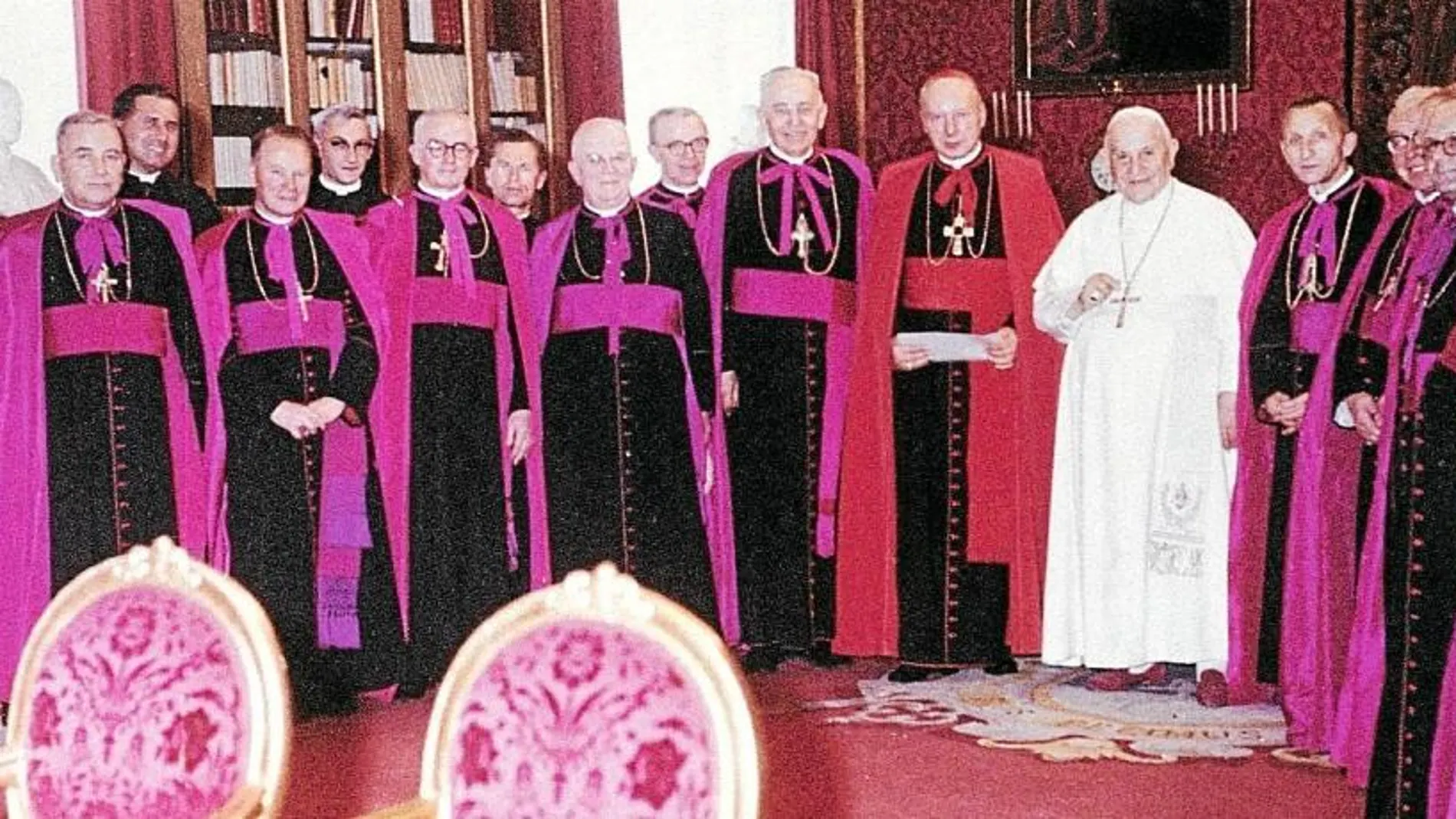 Audiencia del Papa Juan XXIII al Episcopado polaco, celebrada el 8 de octubre de 1962. El primero por la izquierda, el entonces obispo auxiliar de Cracovia, Karol Wojtyla