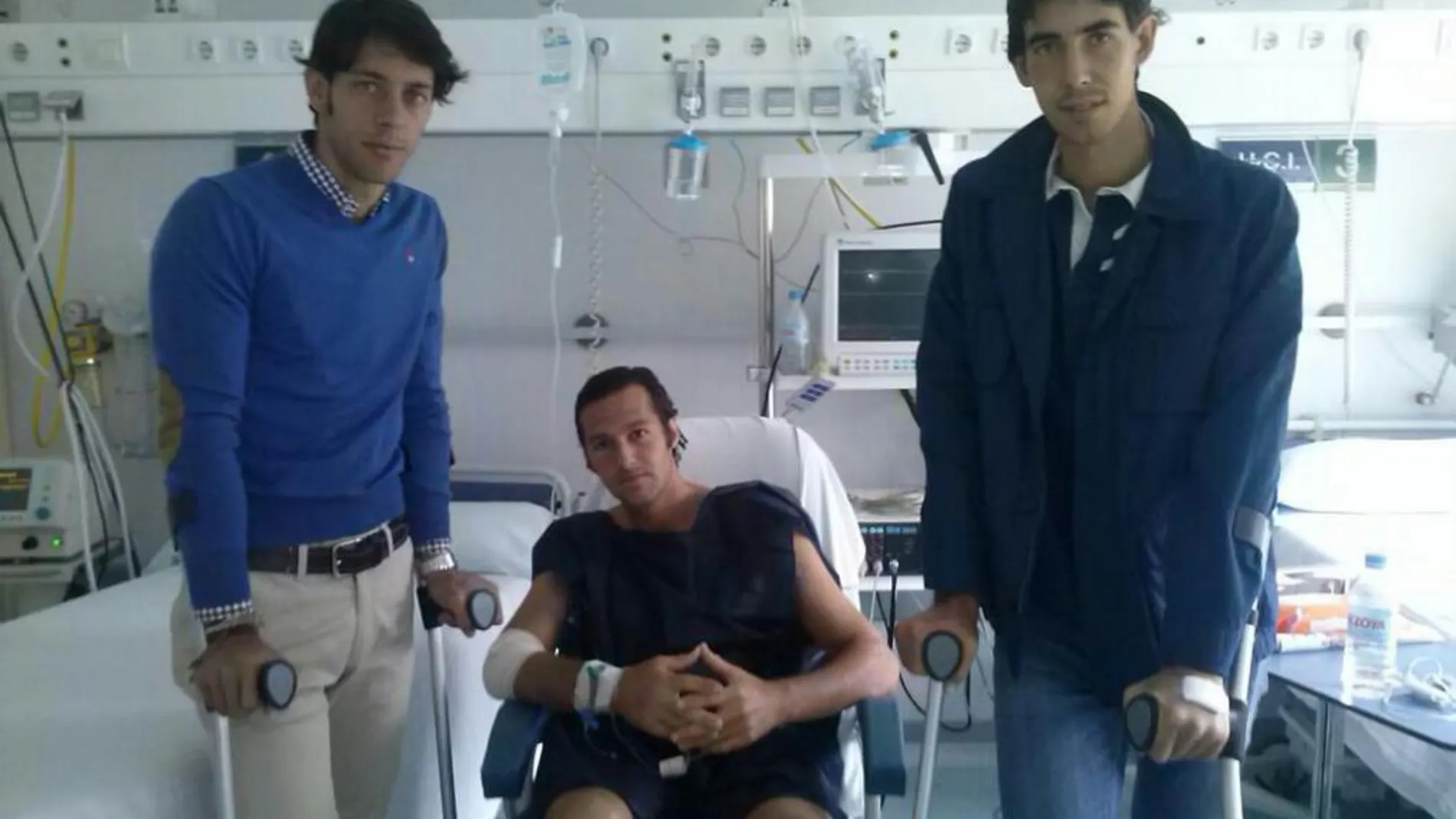 Nazaré y Jiménez Fortes, con muletas, visitan en la UCI a David Mora