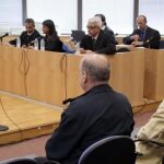 Rafael Chacón (de espaldas-i), fabricante del bio-bac, un medicamento que se vendió sin autorización administrativa a pacientes de cáncer y sida.
