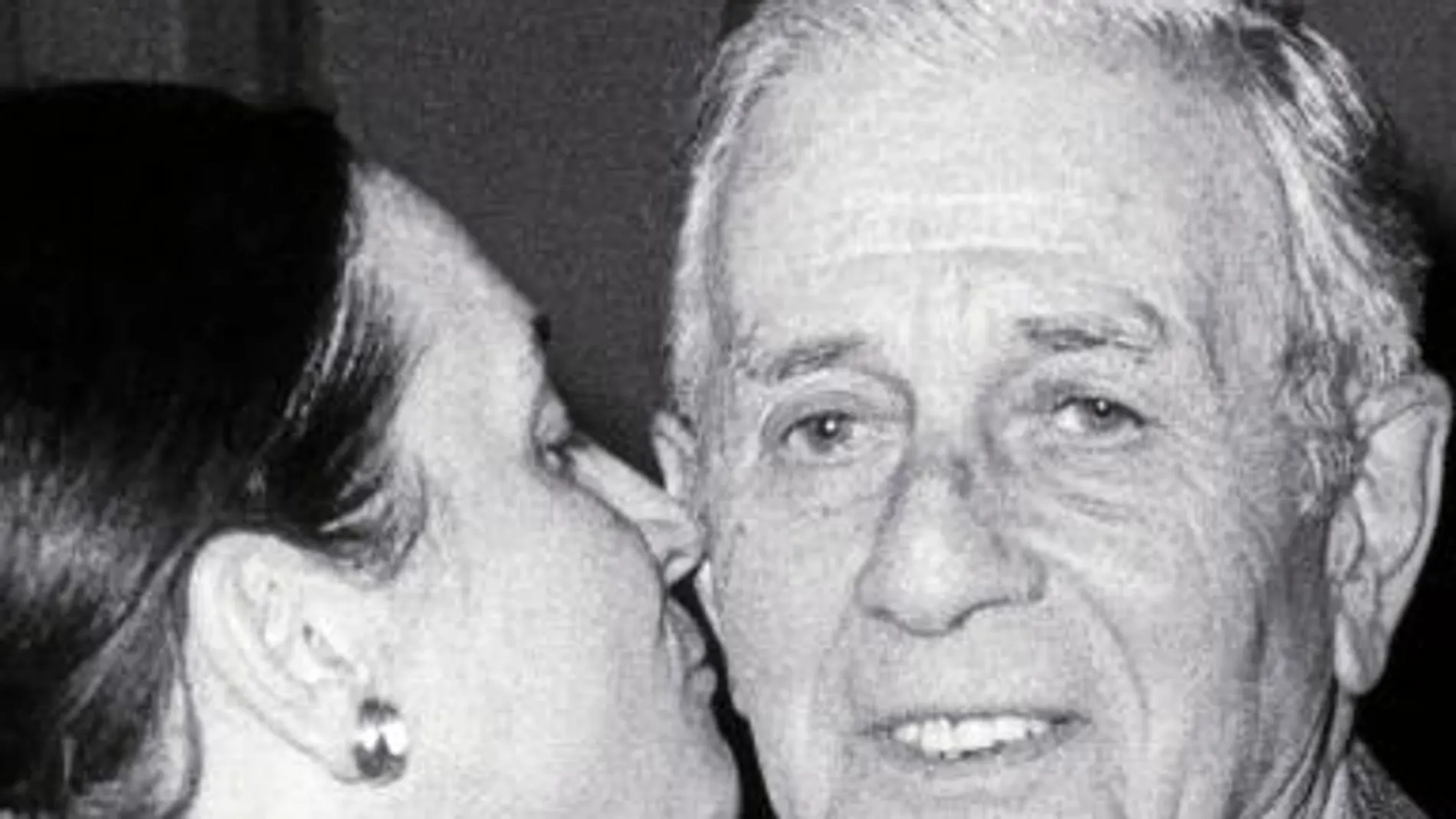 Marta Ferrusola, esposa de Jordi Pujol, besa a su suegro, Florencio Pujol, tras la elección de su marido como presidente en abril de 1980