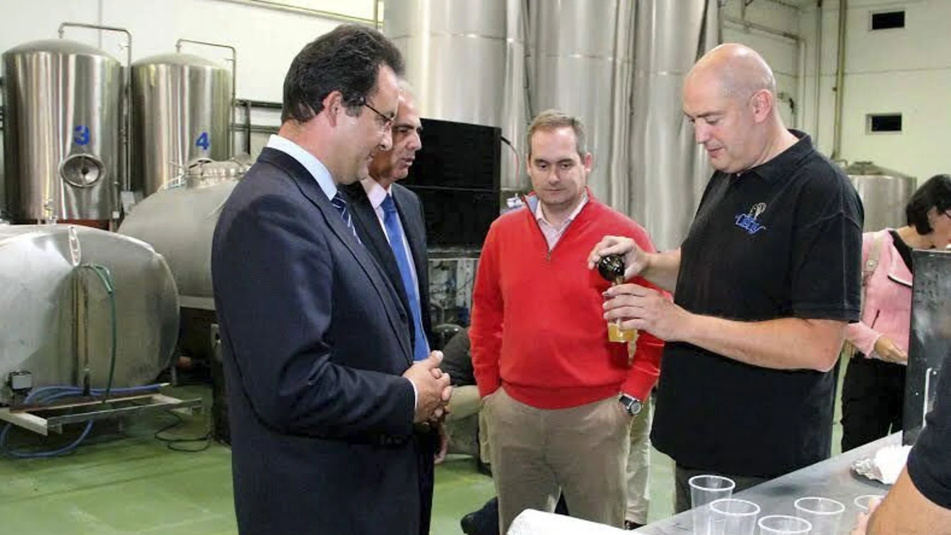 Fotografía de archivo de David Castro (d), gerente de la Cervecería La Cibeles, sirviendo una cerveza al alcalde de Leganés, Jesús Gómez