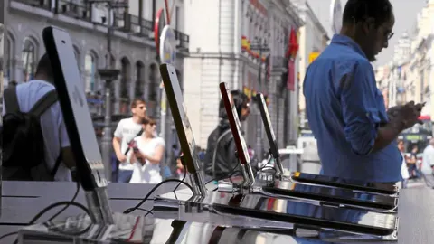 Hoy se inaugura la nueva tienda de Apple de Madrid tres años y medio después del Plan Especial para restaurar el antiguo hotel París en el número 1 de Sol