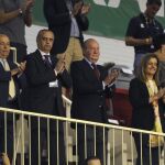 El Rey Juan Carlos (2d), acompañado por el alcalde de Granada José Torres Hurtado (i), el presidente de la FEB José Luis Sáez (2i), y por la ministra de empleo Fátima Báñez (d), asisten al partido que enfrenta a las selecciones de baloncesto de España y de Irán