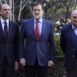 Mariano Rajoy, el ministro del Interior, Jorge Fernández Díaz, y su homólogo italiano, Angelino Alfano,iz, poco antes de la clausura de las jornadas organizadas por el PP
