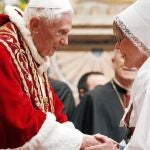 Benedicto XVI, ayer, saluda a la embajadora sueca, Ulla Gudmundson, durante el encuentro con los embajadores en la Santa Sede