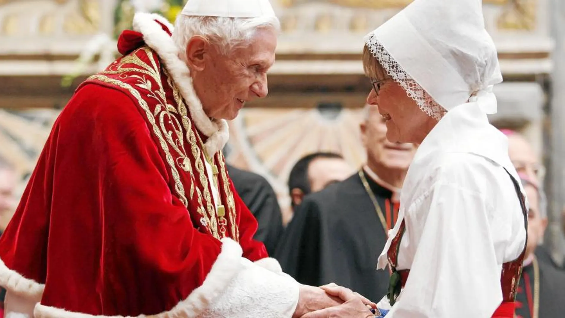 Benedicto XVI, ayer, saluda a la embajadora sueca, Ulla Gudmundson, durante el encuentro con los embajadores en la Santa Sede