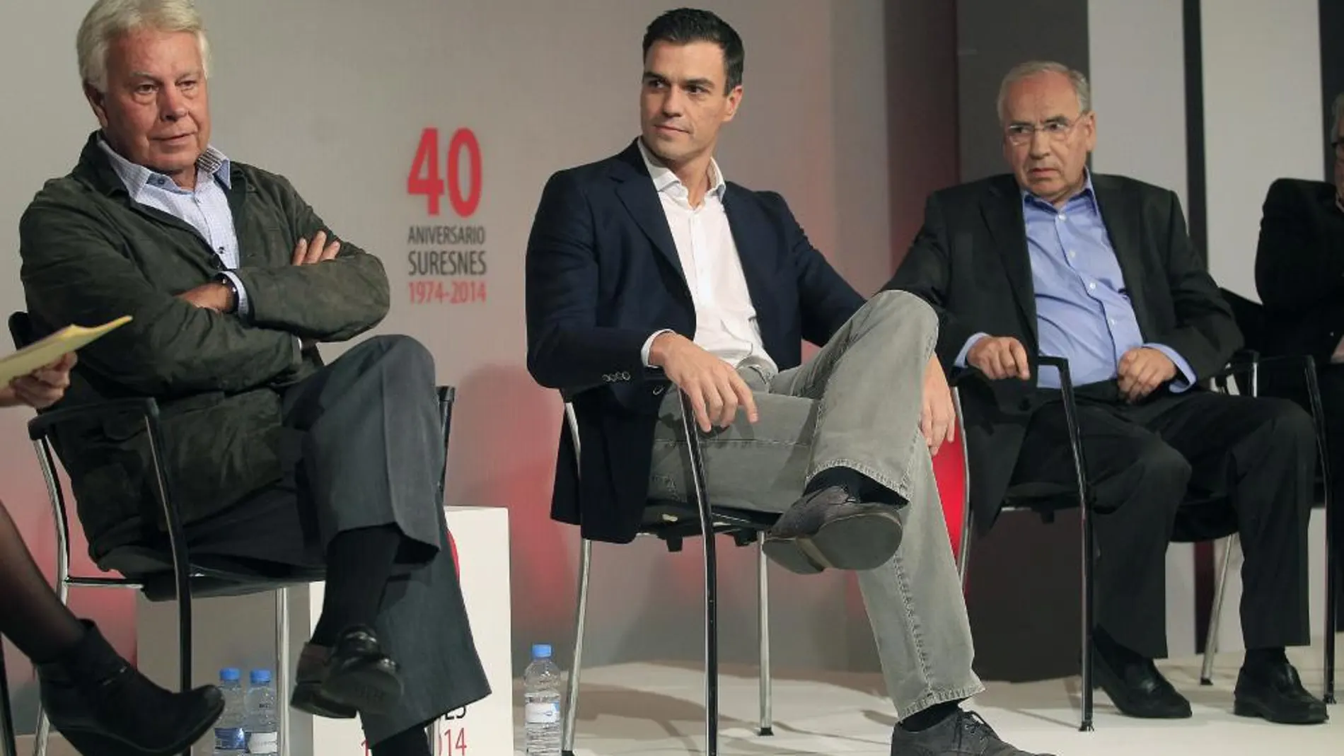 Pedro Sánchez (c), Felipe González (i) y Alfonso Guerra (d), durante un acto para conmemorar el 40 aniversario del congreso del partido celebrado en la localidad francesa de Suresnes.