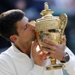 Novak Djokovic besa el trofeo de ganador de Wimbledon en 2019.