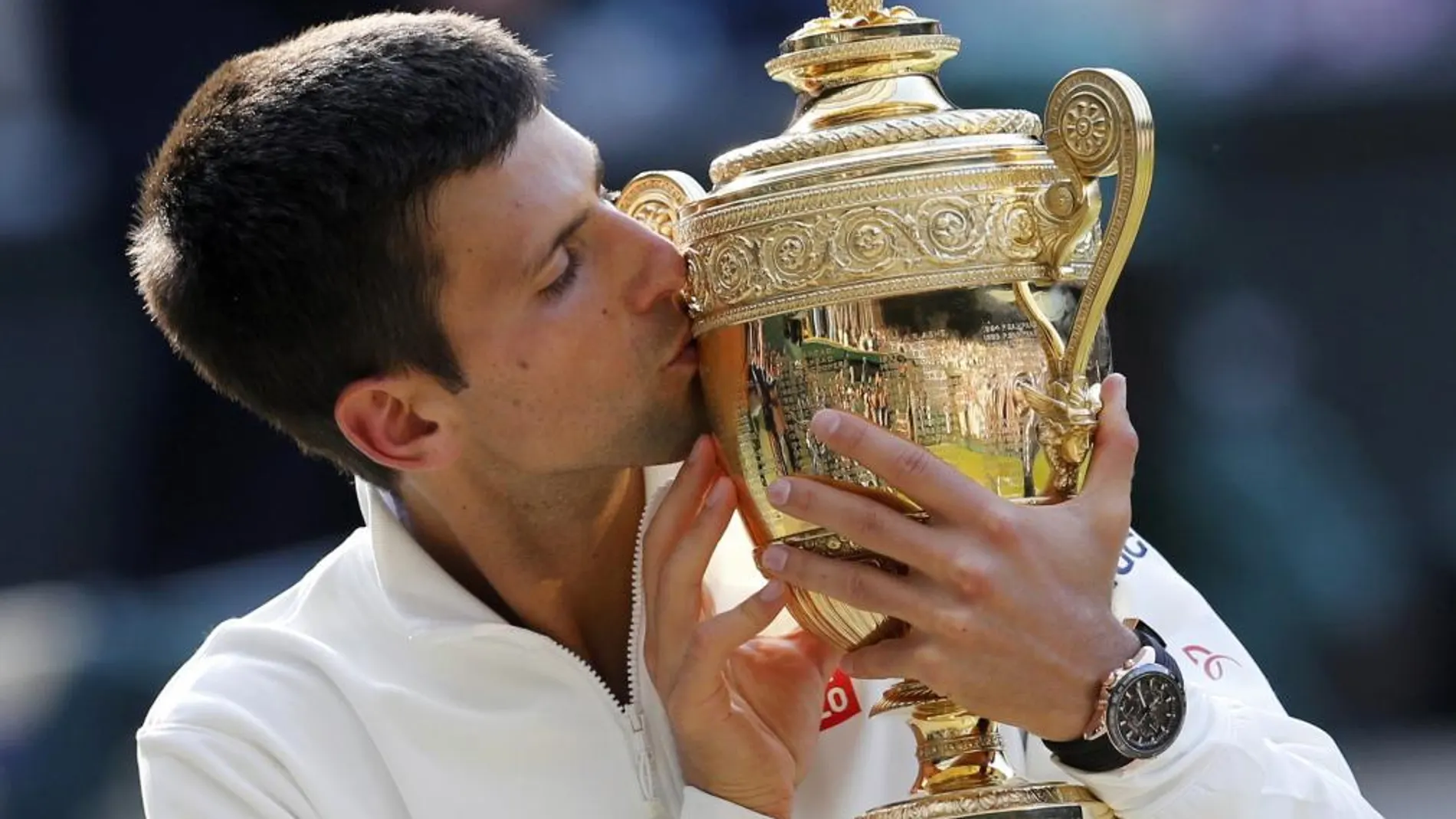 Novak Djokovic besa el trofeo de ganador de Wimbledon en 2019.