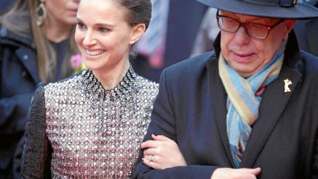 Natalie Portman (en la imagen, junto al director de la Berlinale, Dieter Kosslick) presentó fuera de concurso un documental
