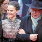 Natalie Portman (en la imagen, junto al director de la Berlinale, Dieter Kosslick) presentó fuera de concurso un documental