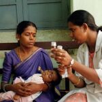Una madre india con su bebé recién nacido enfermo de sida