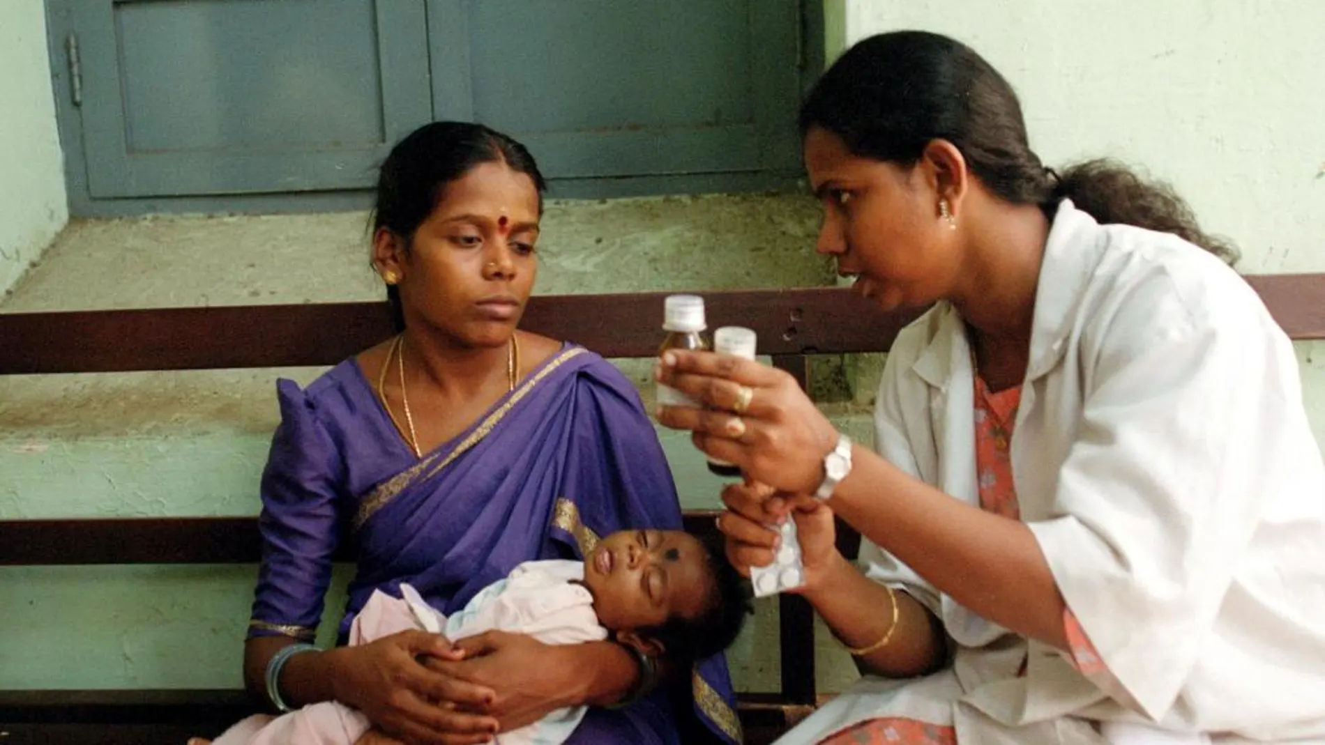 Una madre india con su bebé recién nacido enfermo de sida
