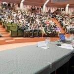 La consejera de Hacienda, Pilar del Olmo, imparte la conferencia ante una aula abarrotada de estudiantes