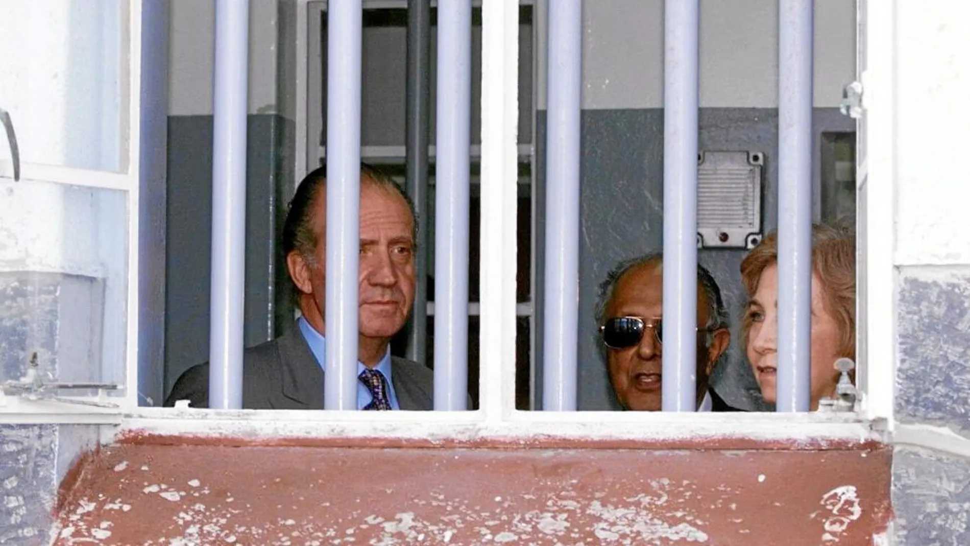 Los Reyes de España, durante su visita a la celda de Mandela, en Robben Island