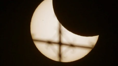 El eclipse de sol visto desde la plaza del Obradoiro de Santiago de Compostela.