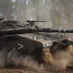 Un carro de combate israelí realiza maniobras cerca de la frontera con Gaza