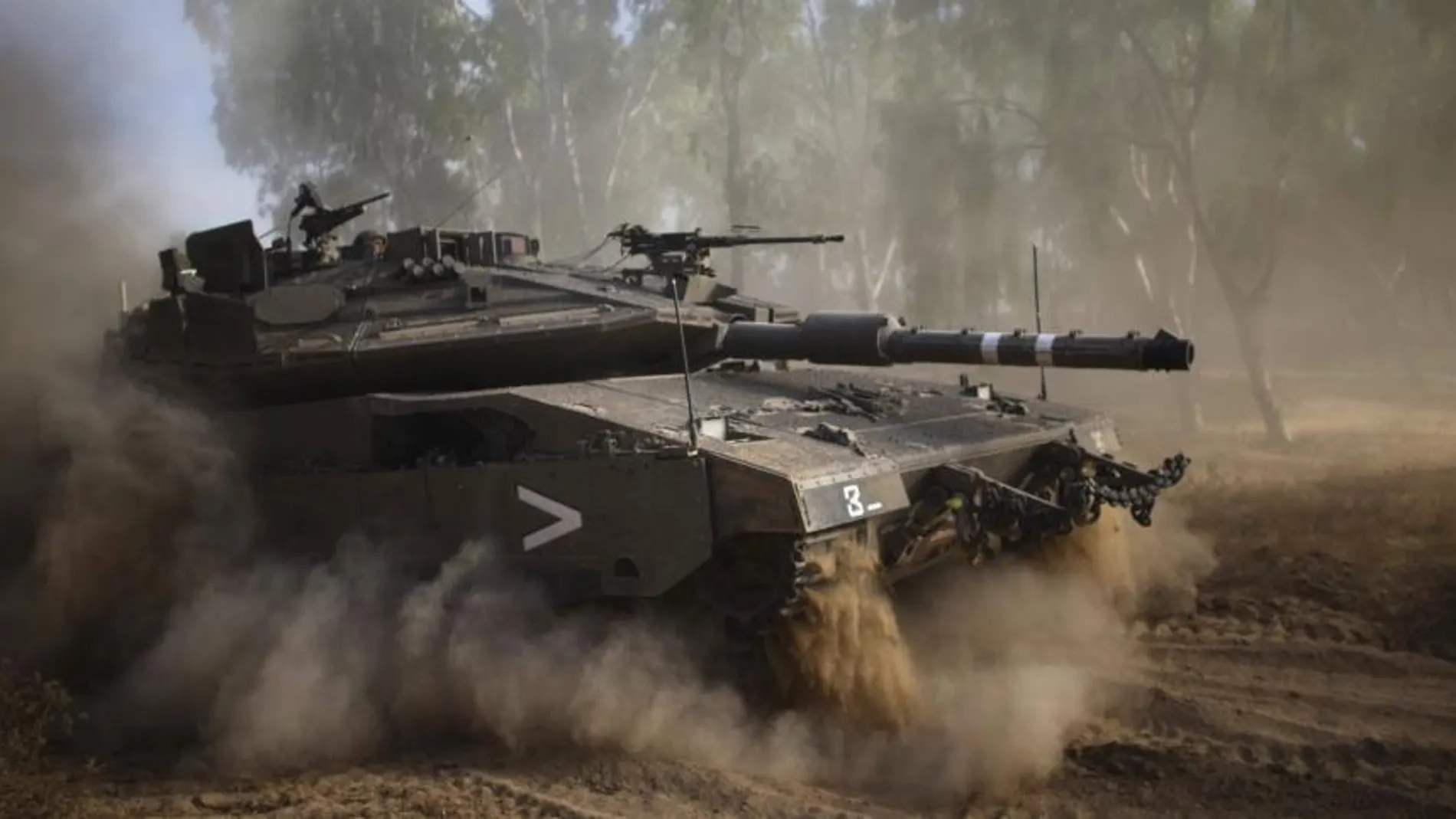 Un carro de combate israelí realiza maniobras cerca de la frontera con Gaza