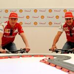 Raikkonen y Alonso en un acto previo al comienzo del Mundial de Fórmula Uno este fin de semana en Australia.